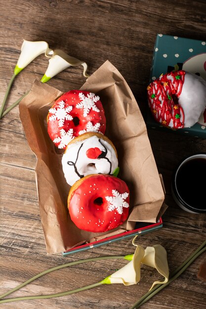 Donuts de Navidad en caja con fondo de madera en diferentes ángulos