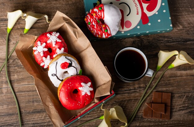 Donuts de Navidad en caja con fondo de madera en diferentes ángulos