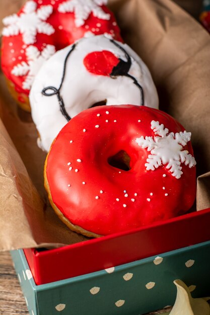 Donuts de Navidad en caja con fondo de madera en diferentes ángulos