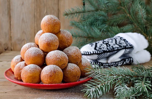 Foto donuts navideños con azúcar glass con rama de abeto