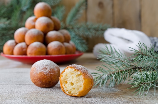 Foto donuts navideños con azúcar glass con rama de abeto