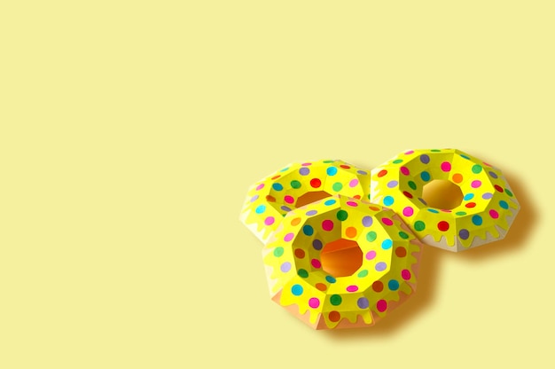 Donuts de papel sobre fondo amarillo