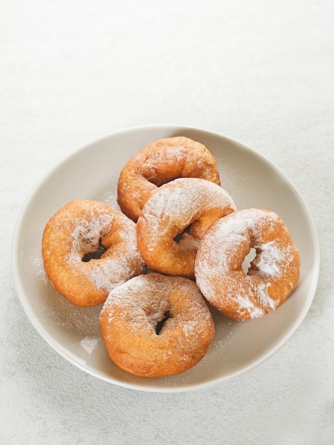 Los donuts de patata son donuts con ingredientes de patata añadidos Espolvoreados con azúcar en polvo