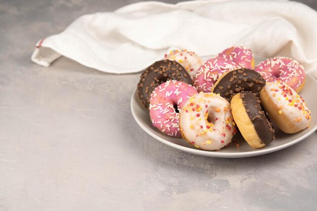 Donuts en placa sobre fondo gris claro