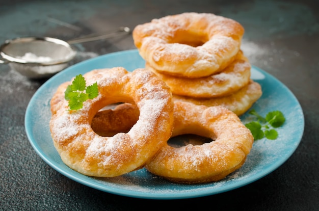 Donuts de requesón de vainilla fritos caseros sobre un fondo de hormigón oscuro