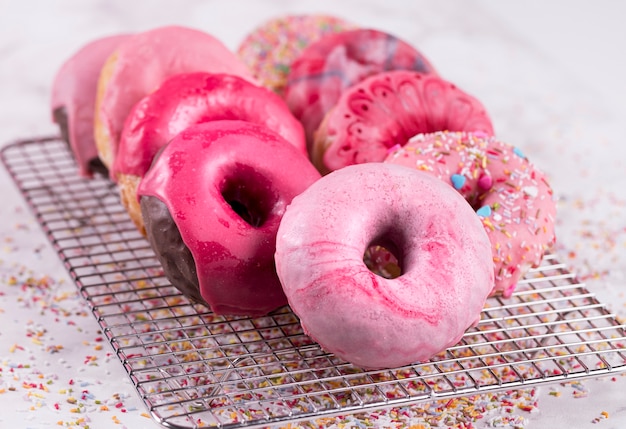 Foto donuts rosados lindos de cerca