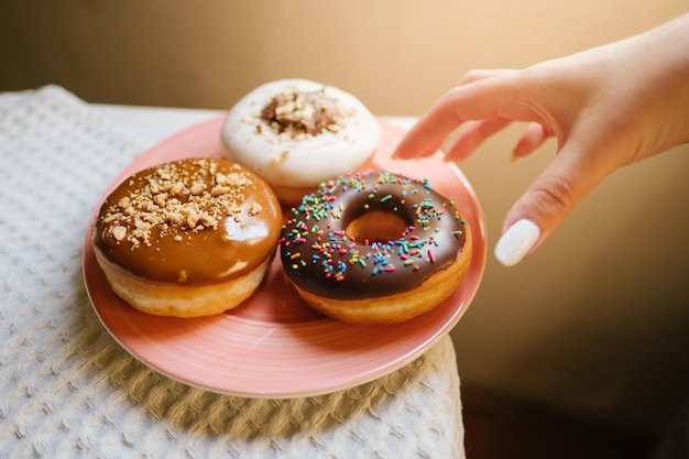 Donuts saborosos e decoração de feriados