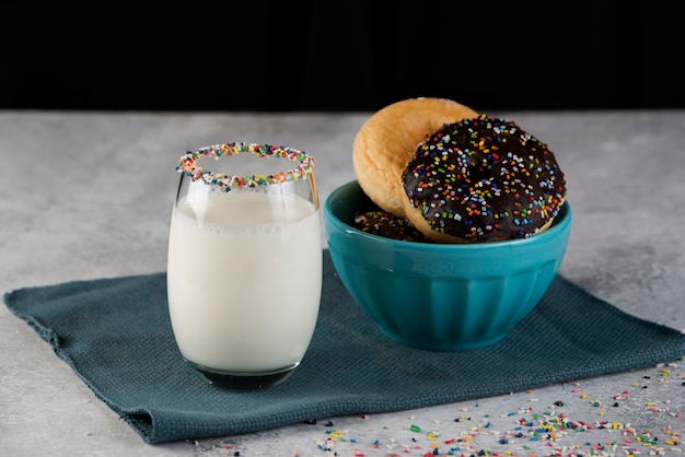 Donuts sabrosos frescos con esmalte. vaso de leche sobre la mesa