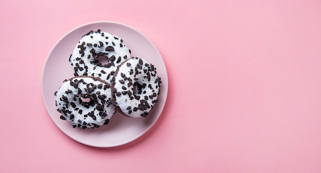 Donuts sabrosos en un plato blanco