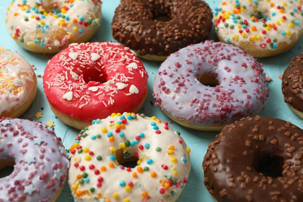 Donuts sabrosos sobre fondo azul.