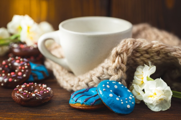 Foto donuts sabrosos con una taza de leche