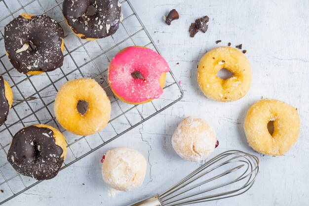 Donuts sobre un fondo de madera blanco