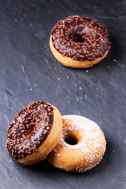 Donuts sobre fondo oscuro