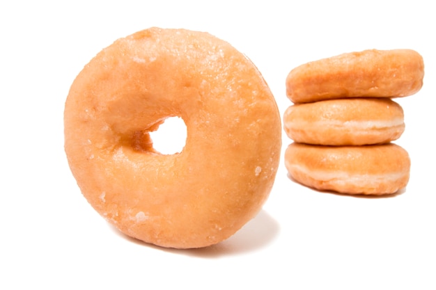 Donuts sobre fundo branco