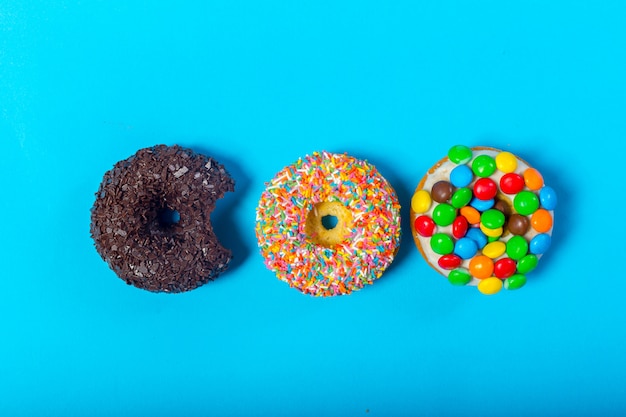 Donuts surtidos en azul