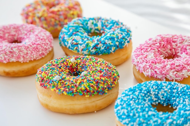 Donuts surtidos en blanco Vista cercana