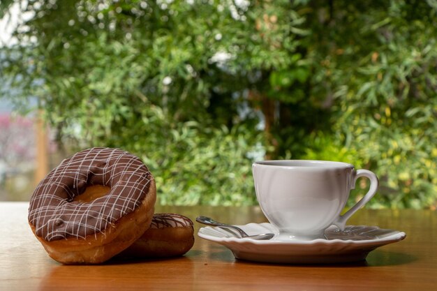 donuts y taza de café encima de una mesa