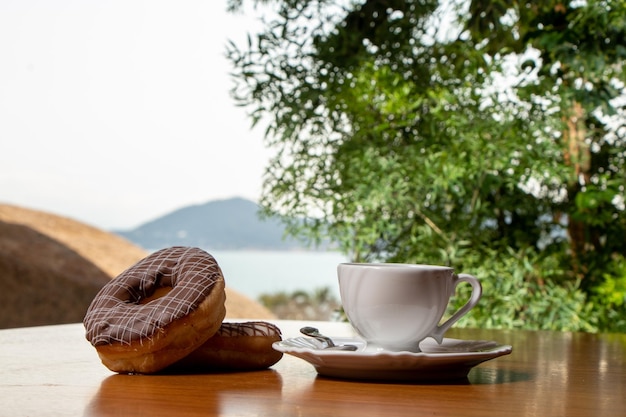 donuts y taza de café encima de una mesa