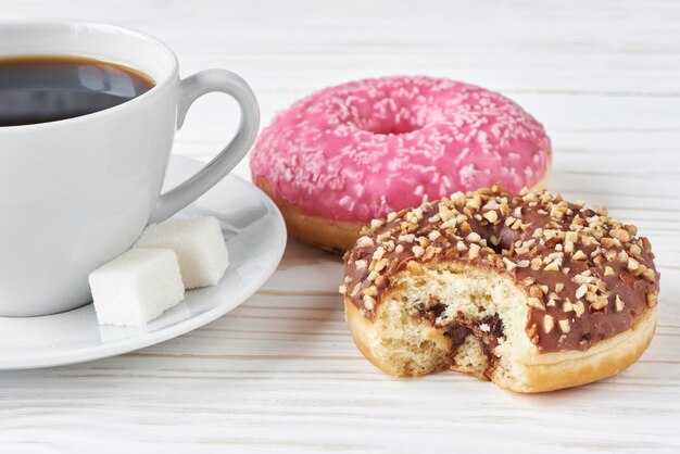 Foto donuts y taza de café