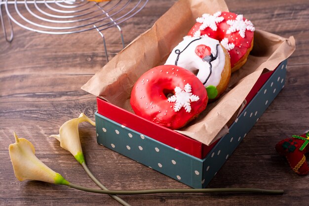 Donuts con temática navideña en caja de regalo