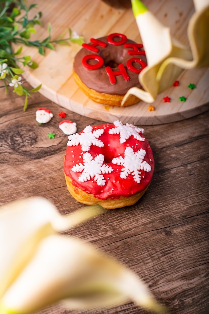 Donuts con temática navideña en tableros y mesa de madera