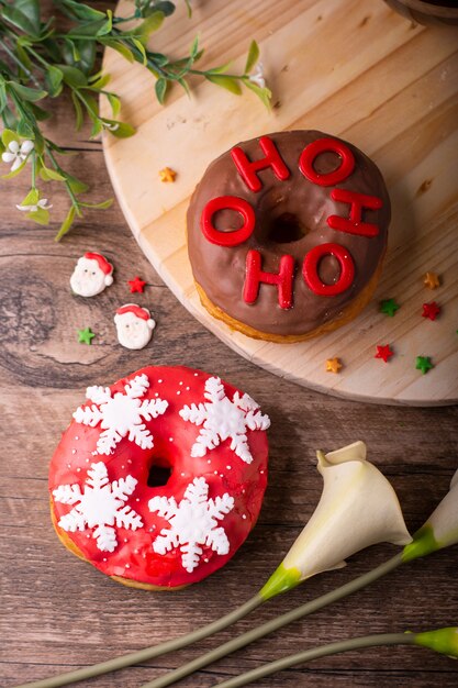 Donuts con temática navideña en tableros y mesa de madera