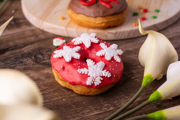 Donuts con temática navideña en tableros y mesa de madera