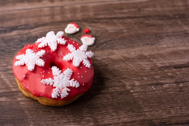 Donuts con temática navideña en tableros y mesa de madera