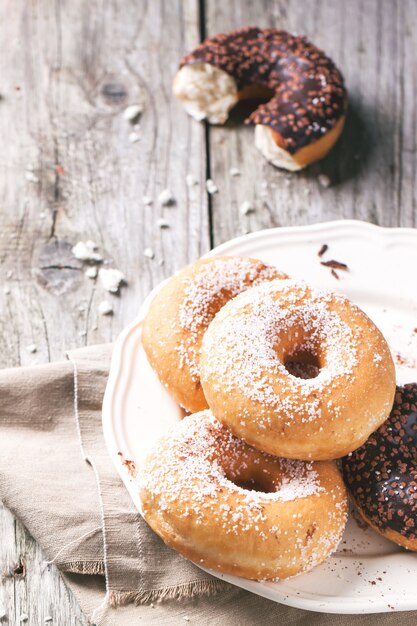 Donuts über hölzernen Hintergrund