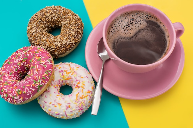 Donuts und eine Tasse Kaffee sind amerikanisch