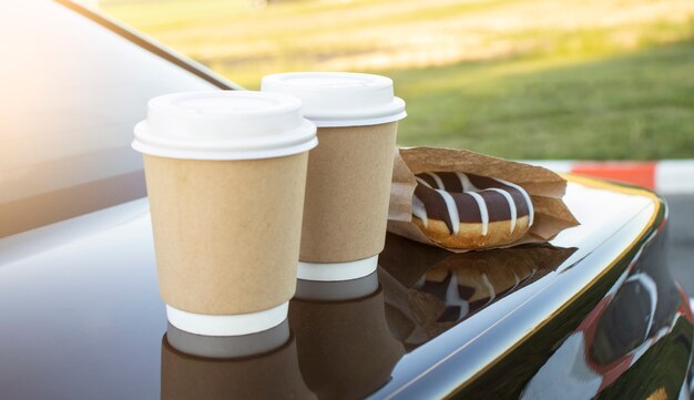 Donuts und Kaffee stehen auf der schwarzen Maschine