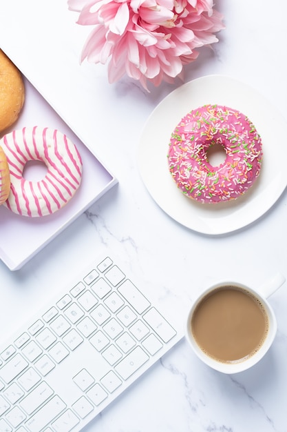 Donuts und Kaffee zum Frühstück im Büro