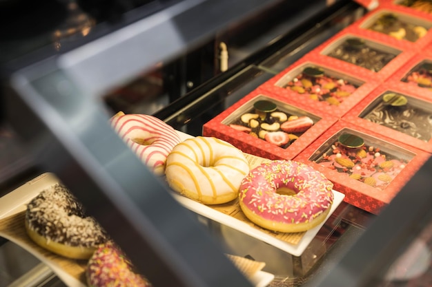 Donuts und Schokolade in einem Café-Schaufenster Dessert zum Mitnehmen im Café