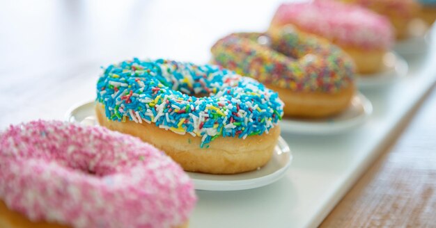 Donuts variados en blanco vista de cerca