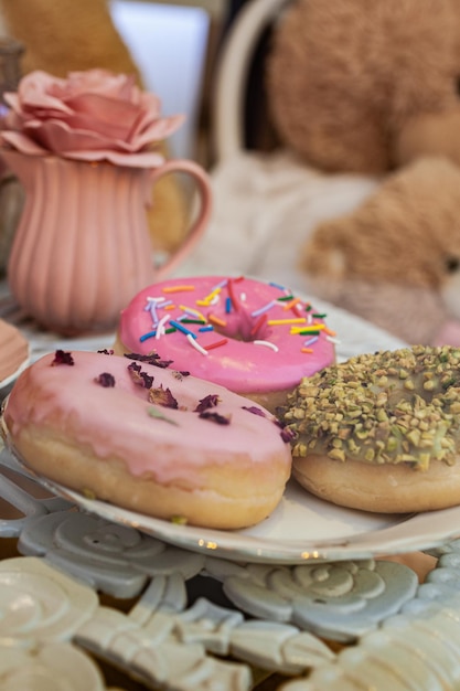 Donuts variados com rosquinhas de vidro rosa e granulado