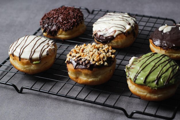 Foto donuts variados dispostos em uma bandeja fotografia darkmood