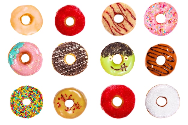 Donuts de varios colores contra un fondo blanco