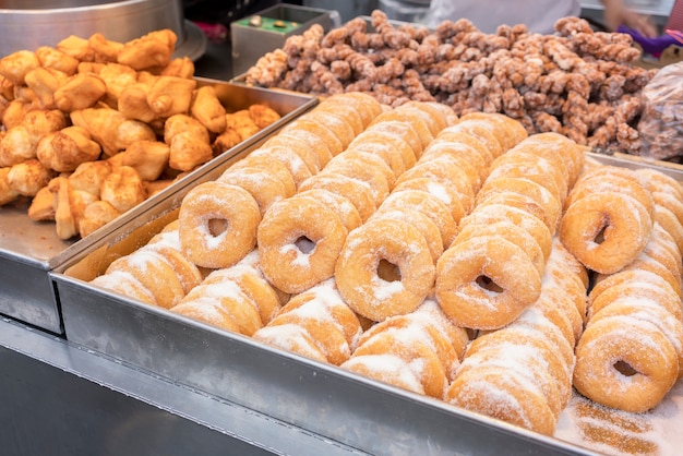 Donuts vendiendo en el mercado callejero de Shilin, New Taipei City, Taiwan