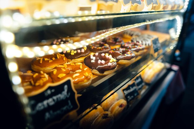 Donuts a la venta en el mercado nocturno