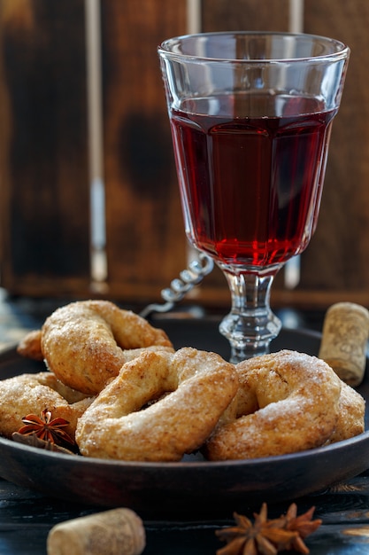 Donuts de vino italiano caseros y copa de vino tinto