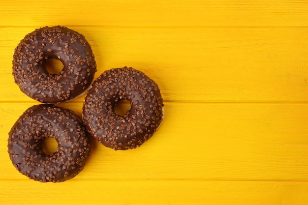 Donuts vitrificadas em fundo de madeira