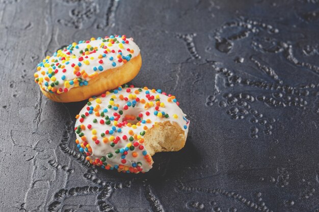 Donuts vitrificados com vários granulados