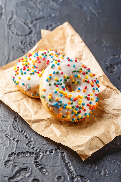 Donuts vitrificados com vários granulados