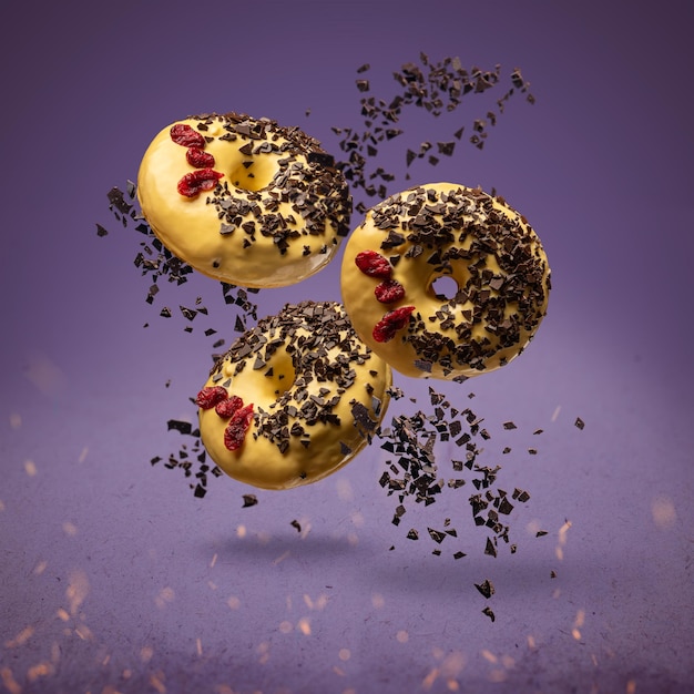 Donuts voadores. Donuts com granulado em roxo