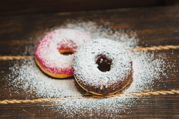 Donuts werden mit Puderzucker bestreut