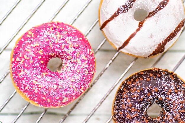 Donuts zum Frühstück. Gebäck. Süßigkeiten. die Aussicht von den Top-Desserts