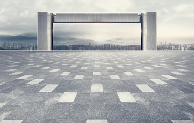 Doomsday-Atmosphäre leerer Backsteinplatz mit Panoramablick auf die Skyline der Stadt und Wolkenkratzer