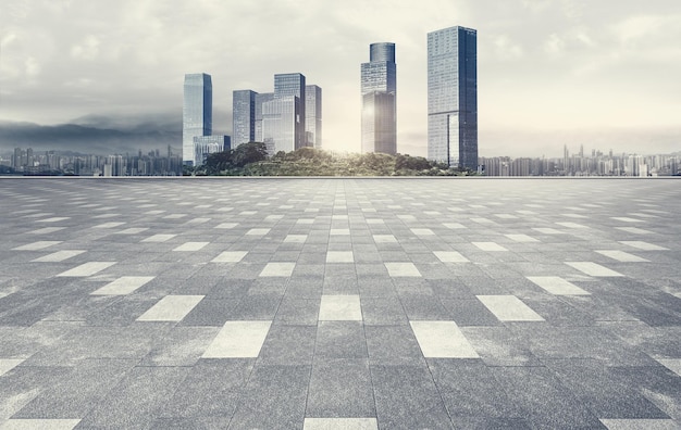 Doomsday-Atmosphäre leerer Backsteinplatz mit Panoramablick auf die Skyline der Stadt und Wolkenkratzer