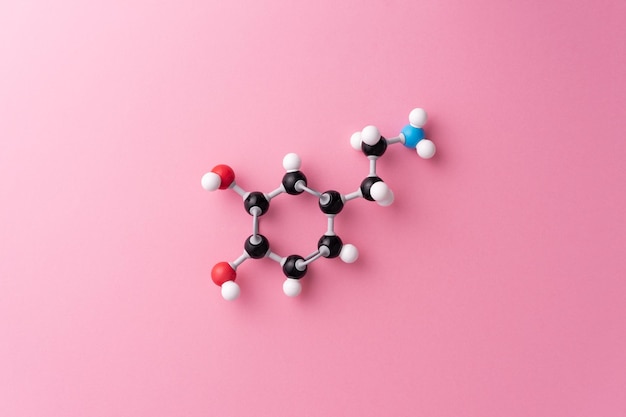 Dopamin-Cheimcal-Formel auf rosafarbenem Hintergrund
