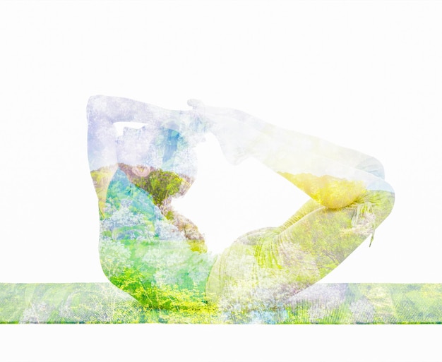 Foto doppelbelichtetes bild einer frau, die yoga-asanas macht